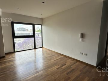 Venta de Piso tipo Dúplex de tres dormitorios y cochera en La Plata.