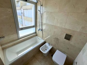 Venta departamento 4 ambientes vista al Río La Lucila  Avenida Libertador