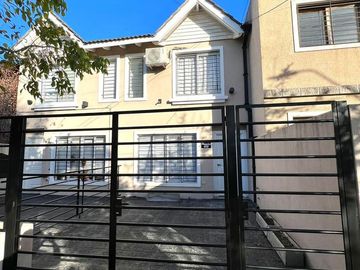 Excelente dúplex 3 ambientes con jardín y parrilla a la venta - Ituzaingó Norte