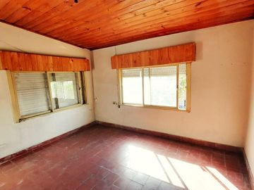 VENTA CASA CON LOCAL 200 M2 VALENTIN ALSINA