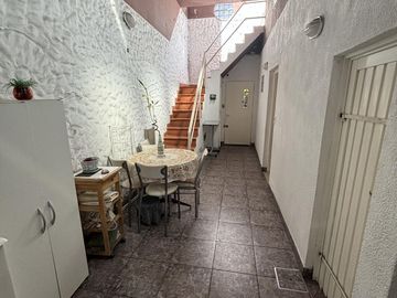 Casa en un planta, patio, terraza. Olivos.