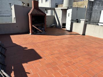 Casa en un planta, patio, terraza. Olivos.