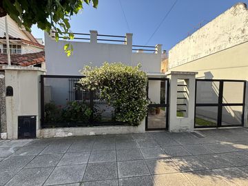 Casa en un planta, patio, terraza. Olivos.