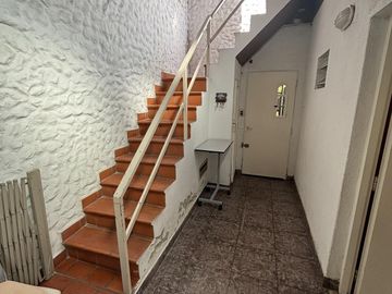 Casa en un planta, patio, terraza. Olivos.