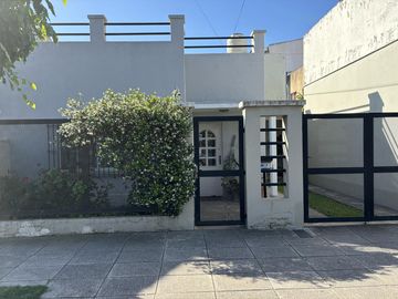 Casa en un planta, patio, terraza. Olivos.