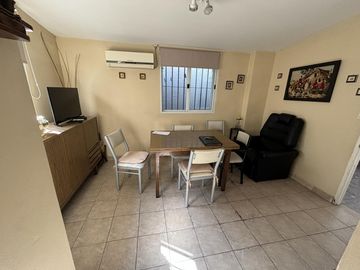 Casa en un planta, patio, terraza. Olivos.