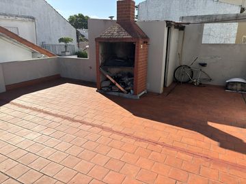 Casa en un planta, patio, terraza. Olivos.