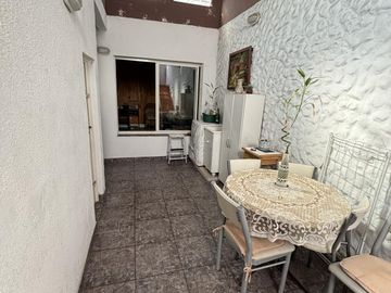 Casa en un planta, patio, terraza. Olivos.