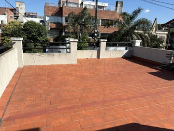 Casa en un planta, patio, terraza. Olivos.