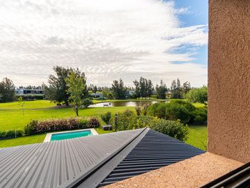 Venta casa de 4 dormitorio en el Country Rosario Golf.