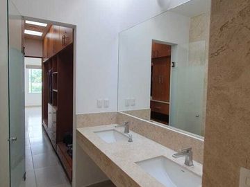 Casa en Venta en Paseos del Bosque, 3 Recámaras, 2.5 Baños, Gran Ubicación !!