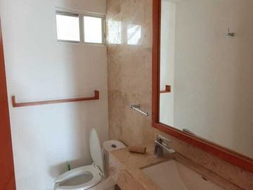 Casa en Venta en Paseos del Bosque, 3 Recámaras, 2.5 Baños, Gran Ubicación !!