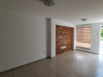 Casa en Venta en Paseos del Bosque, 3 Recámaras, 2.5 Baños, Gran Ubicación !!