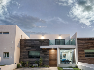 Venta de Hermosa Casa en Cañadas del Arroyo! 3 Recámaras, 2 en PB, 3.5 Baños
