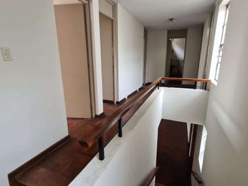 Casa en venta en Lima de 4 dormitorios c/ cochera en Santiago de Surco