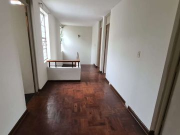 Casa en venta en Lima de 4 dormitorios c/ cochera en Santiago de Surco