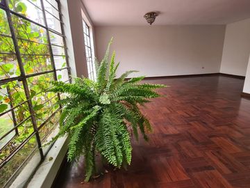 Casa en venta en Lima de 4 dormitorios c/ cochera en Santiago de Surco