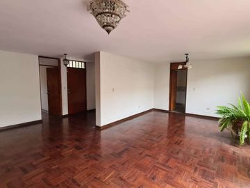 Casa en venta en Lima de 4 dormitorios c/ cochera en Santiago de Surco