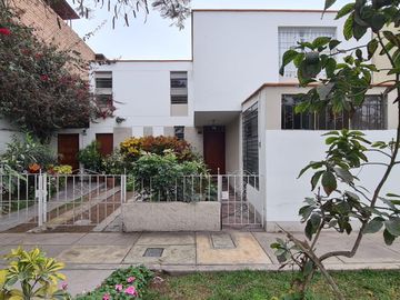 Casa en venta en Lima de 4 dormitorios c/ cochera en Santiago de Surco