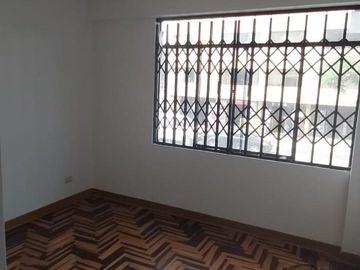 Apartamento en venta de 3 dormitorios c/ cochera en Santiago de Surco,Lima,Perú.