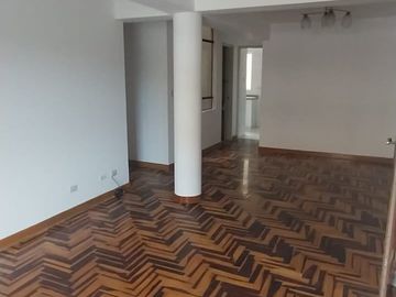Apartamento en venta de 3 dormitorios c/ cochera en Santiago de Surco,Lima,Perú.