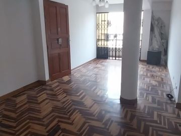 Apartamento en venta de 3 dormitorios c/ cochera en Santiago de Surco,Lima,Perú.