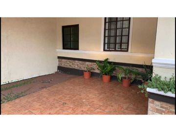SE VENDE HERMOSA CASA AMPLIA CON GARAGE TECHADO