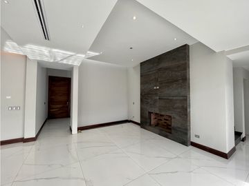 Distinguida residencia con Recámara planta baja. Zona Exclusiva.