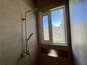 Distinguida residencia con Recámara planta baja. Zona Exclusiva.