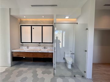 Distinguida residencia con Recámara planta baja. Zona Exclusiva.