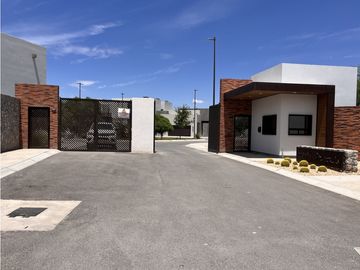 Distinguida residencia con Recámara planta baja. Zona Exclusiva.
