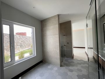 Distinguida residencia con Recámara planta baja. Zona Exclusiva.