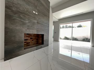 Distinguida residencia con Recámara planta baja. Zona Exclusiva.