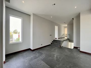 Distinguida residencia con Recámara planta baja. Zona Exclusiva.