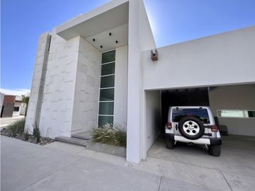 Distinguida residencia con Recámara planta baja. Zona Exclusiva.