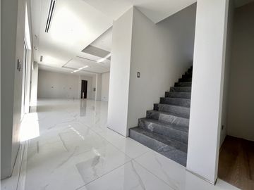 Distinguida residencia con Recámara planta baja. Zona Exclusiva.