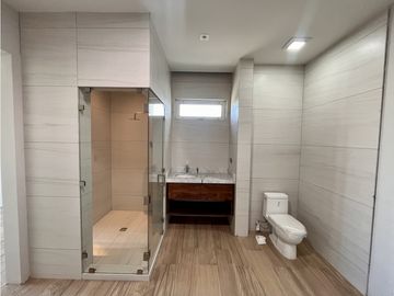 Distinguida residencia con Recámara planta baja. Zona Exclusiva.
