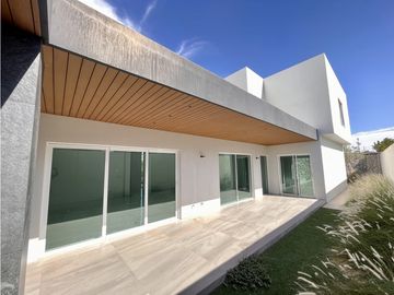 Distinguida residencia con Recámara planta baja. Zona Exclusiva.