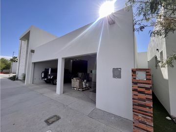 Distinguida residencia con Recámara planta baja. Zona Exclusiva.