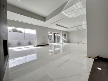 Distinguida residencia con Recámara planta baja. Zona Exclusiva.
