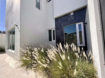 Distinguida residencia con Recámara planta baja. Zona Exclusiva.