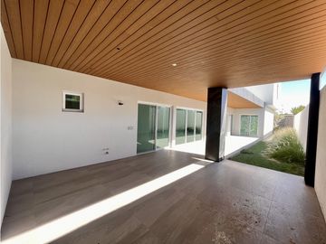 Distinguida residencia con Recámara planta baja. Zona Exclusiva.