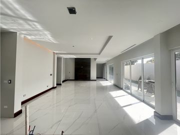 Distinguida residencia con Recámara planta baja. Zona Exclusiva.