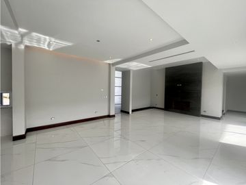 Distinguida residencia con Recámara planta baja. Zona Exclusiva.