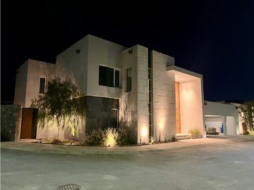Distinguida residencia con Recámara planta baja. Zona Exclusiva.