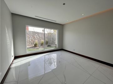 Distinguida residencia con Recámara planta baja. Zona Exclusiva.
