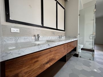 Distinguida residencia con Recámara planta baja. Zona Exclusiva.