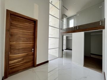 Distinguida residencia con Recámara planta baja. Zona Exclusiva.