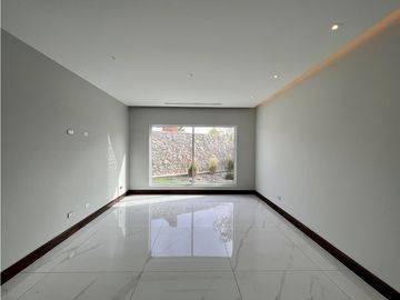 Distinguida residencia con Recámara planta baja. Zona Exclusiva.