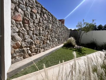Distinguida residencia con Recámara planta baja. Zona Exclusiva.